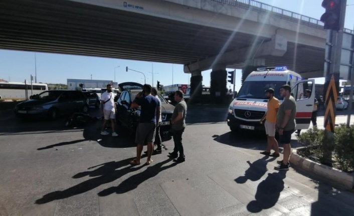 Kırmızı ışıkta geçen otomobil motosiklete çarptı: 1 yaralı