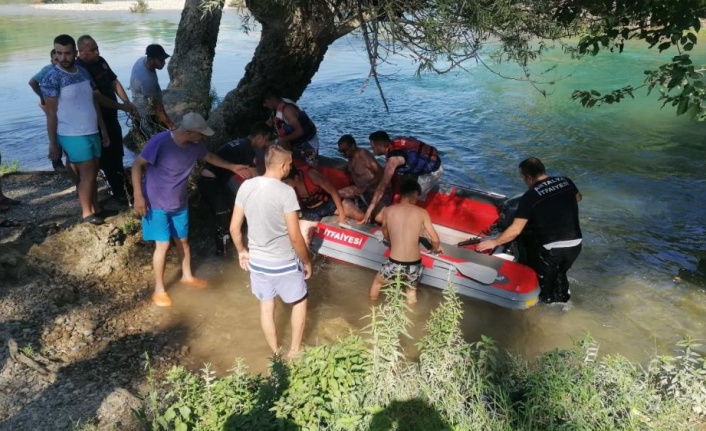 Manavgat Irmağı'nda mahsur kalan vatandaşlar itfaiye ekiplerince kurtarıldı