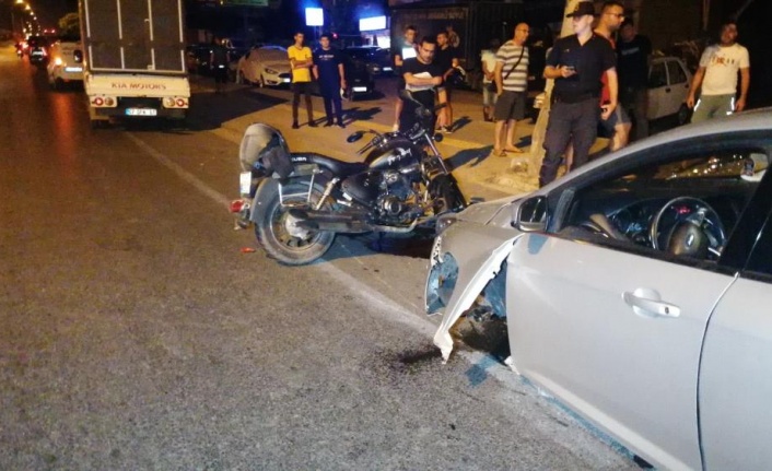 Motosikletle çarpışan otomobilin ön tekeri koptu:2 yaralı
