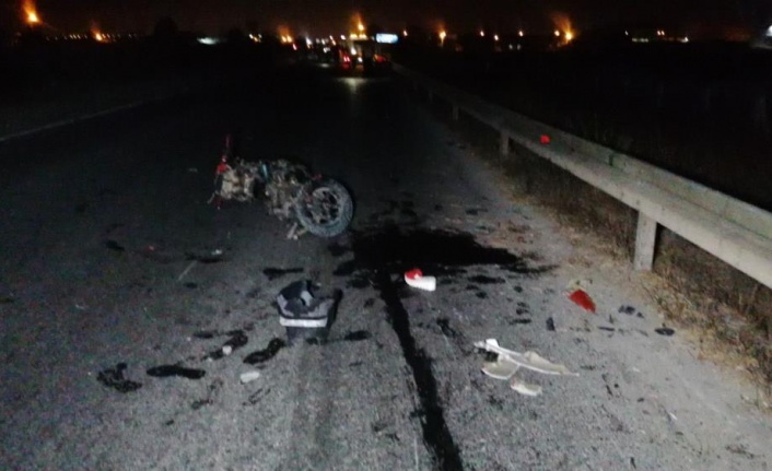 Motosikletler çarpıştı, yoldan geçen motosiklet ehliyetli otomobil sürücüsü yere savrulan yaralılara çarptı: 1 ölü