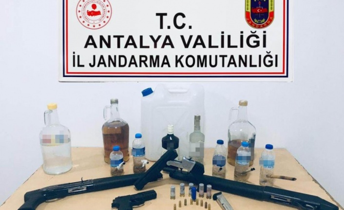 Müzikholde yapılan aramada sahte alkol ve ruhsatsız tabanca ele geçirildi
