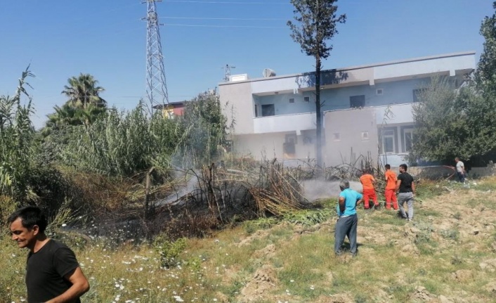 Otel lojmanı arkasındaki alanda çıkan yangın büyümeden söndürüldü