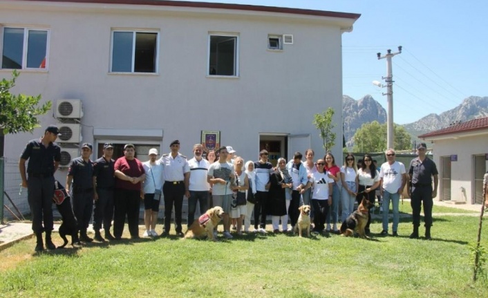 Özel çocuklardan jandarma köpek timine ziyaret