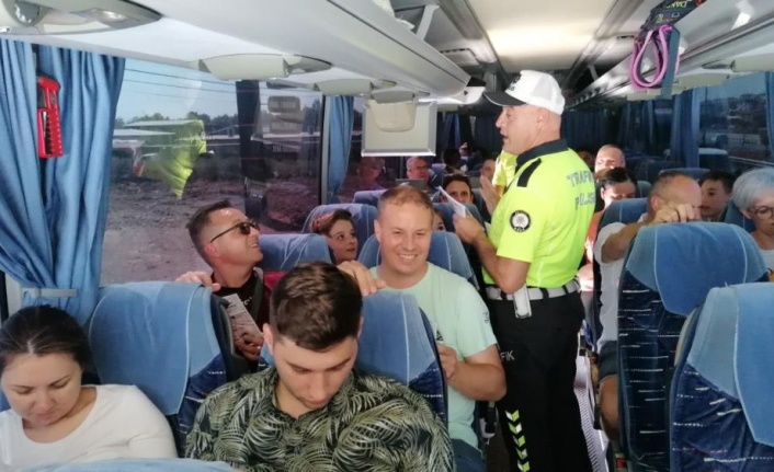 Polisin tur otobüslerinde bilgilendirme çabası rehbere takıldı