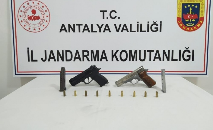 Ruhsatsız tabancalarını çatıdan aşağı atınca yakalandı