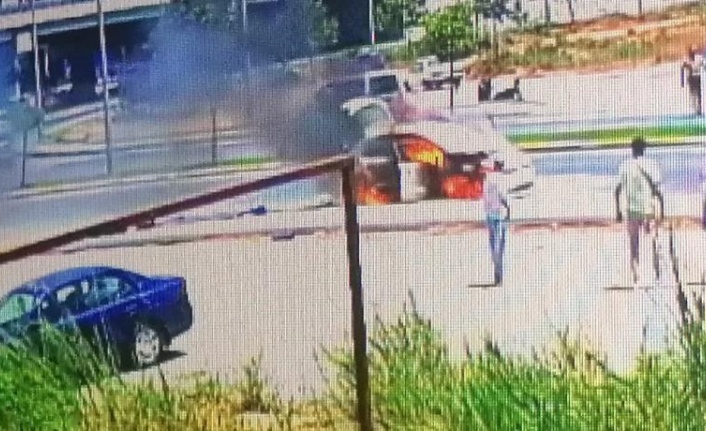 Seyir halinde alev alan otomobilden inip araç yanarken bagajdaki valizleri kurtarmanın derdine düştüler