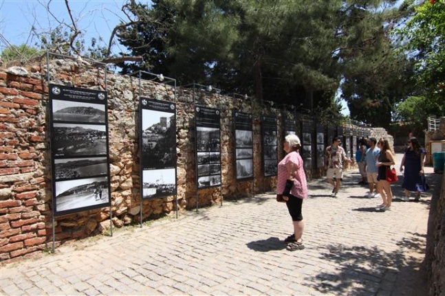 Siyah beyaz fotoğraflarla açık hava galerisi