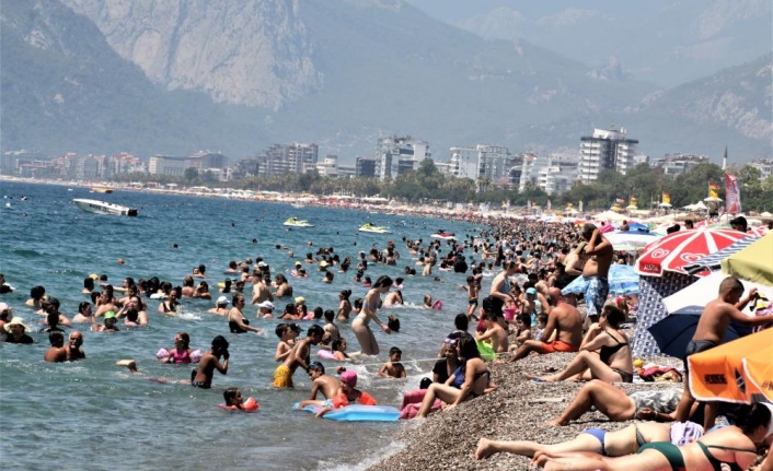 Tatilcilerin akın ettiği 7 kilometre uzunluğa sahip Konyaaltı sahili doldu