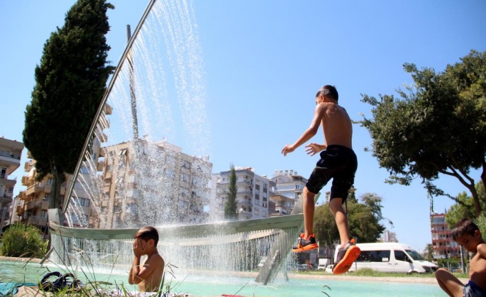 Termometreler 41'i gösterdi, çocuklar süs havuzunda serinledi