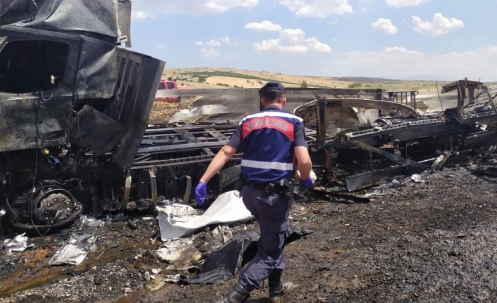 Tır ve kamyon çarpıştı: 3 ölü, 1 yaralı