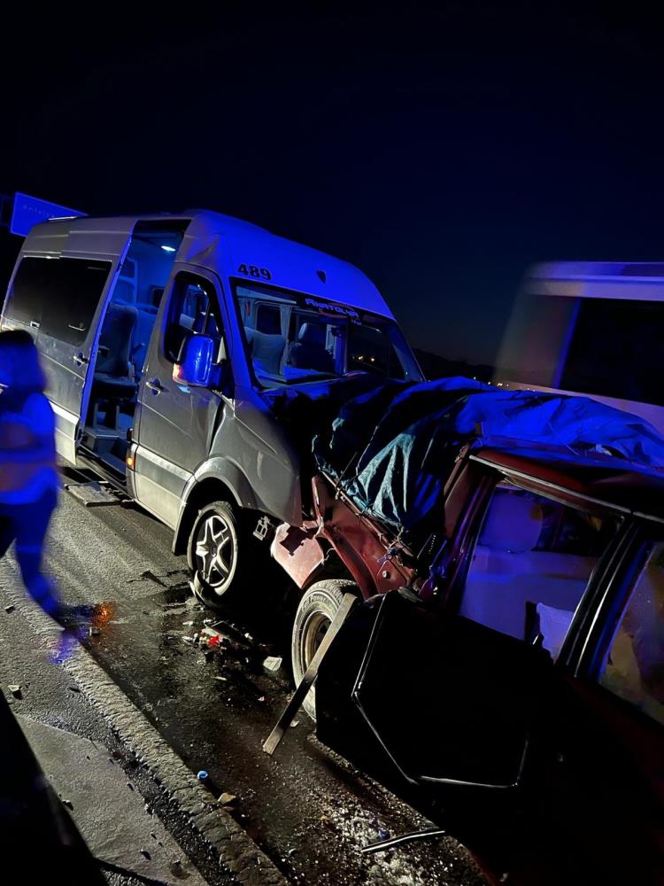 Tur minibüsü kamyonete çarptı: 4’ü turist 11 yaralı