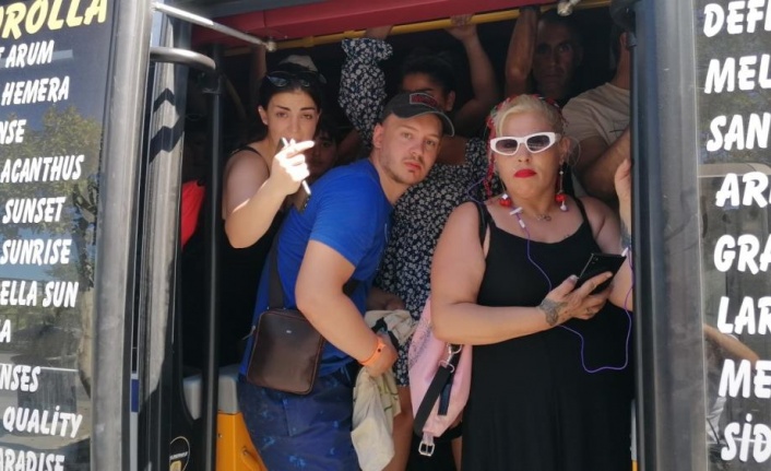 Turist çocuk, gereğinden fazla yolcu taşınan minibüste baygınlık geçirdi