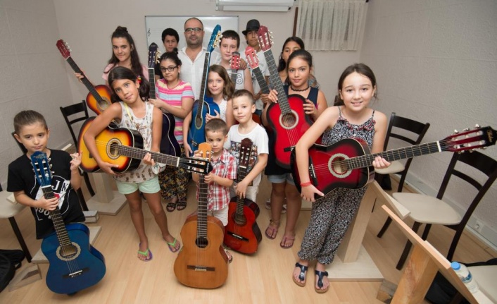 Ukuleleyi de bağlamayı da bu kursta öğrenecekler