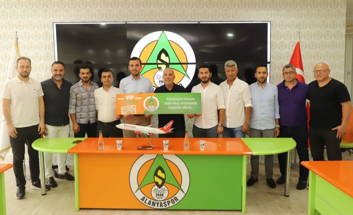 AK Parti Alanya'dan Alanyaspor'a kombine desteği