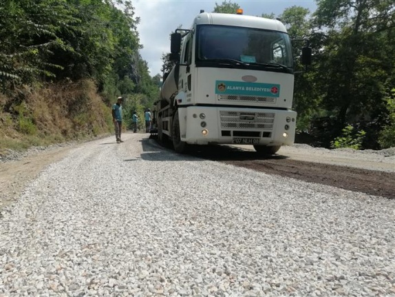 Alanya Belediyesi'nin kırsal mahallelerdeki asfalt çalışmaları devam ediyor
