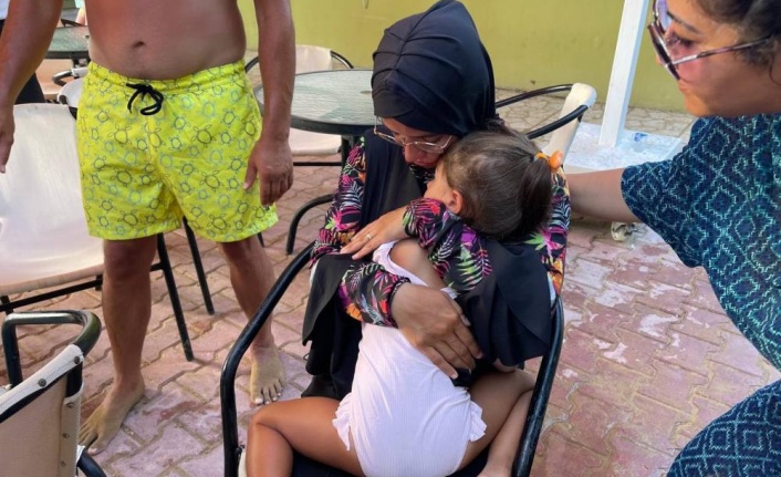 Alanya'da sahilde kaybolan kızına kavuşan anne, gözyaşlarına boğuldu