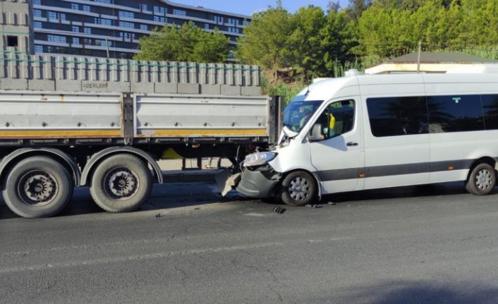 Alanya'da tur minibüsü park halindeki tıra arkadan çarptı: 5 yaralı