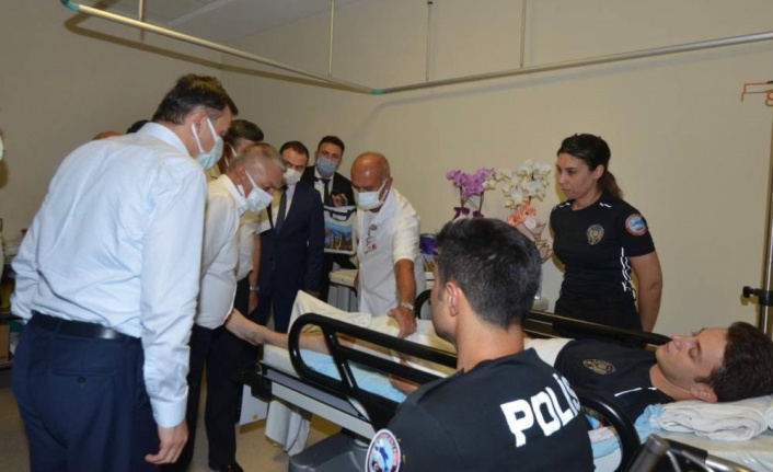 Antalya Valisi ihbara gittikleri adreste ayaklarından vurulan polisleri ziyaret etti