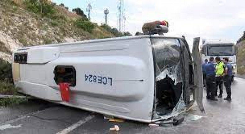 Antalya’da servis midibüsü devrildi: 6 yaralı