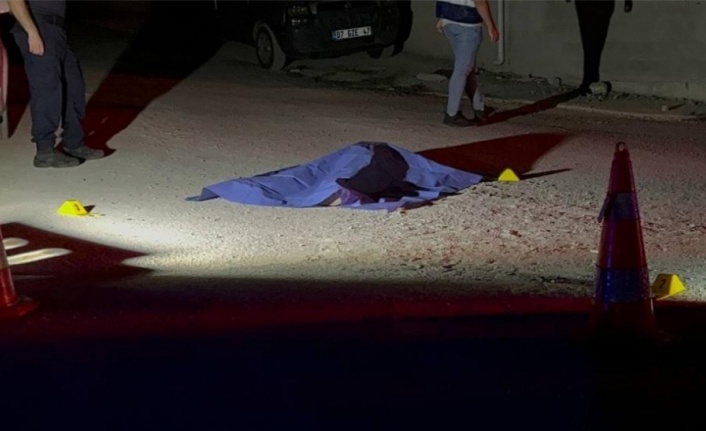 Boşanma aşamasındaki eşini sokak ortasında silahla öldürdü