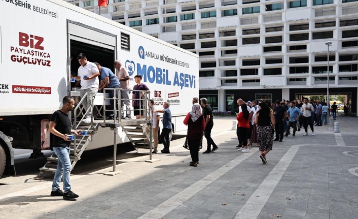 Büyükşehir aşure ikramlarını sürdürdü