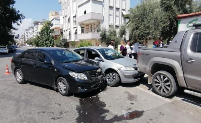 Kaza yapan otomobiller park halindeki kamyonete çarptı: 1 yaralı