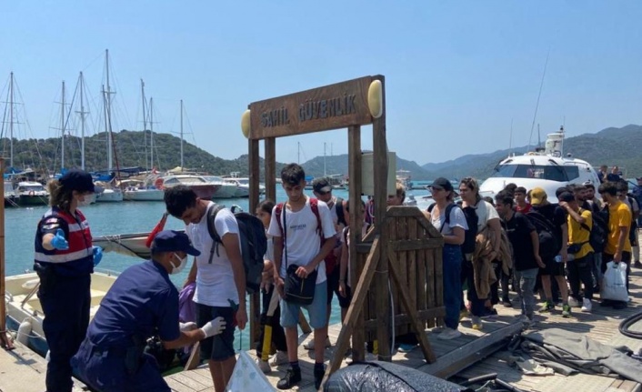 Kekova Adası'na bırakılan 160 düzensiz göçmen yakalandı
