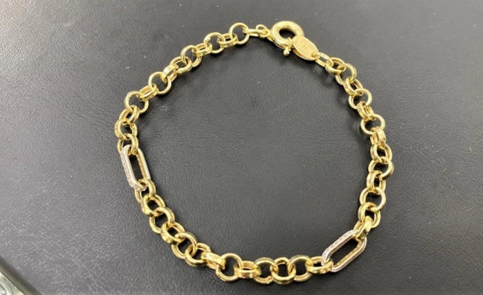 Macaristanlı çiftin kuyumcudaki hırsızlığı, işyeri sahibinin dikkatine takıldı