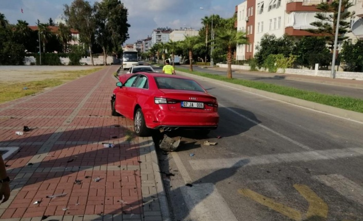 Manavgat'ta iki otomobil çarpıştı: 2 yaralı