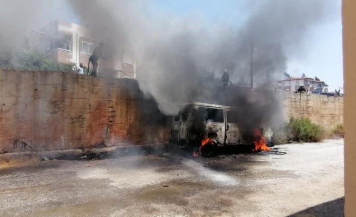 Manavgat'ta park halindeki minibüs cayır cayır yandı