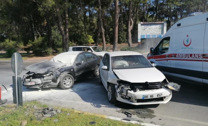 Manavgat’ta iki otomobil çarpıştı: 3 yaralı