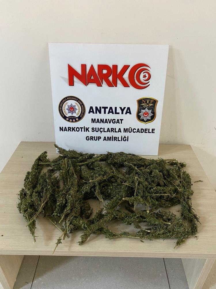 Poşette esrar taşıyan şüpheliye suçüstü