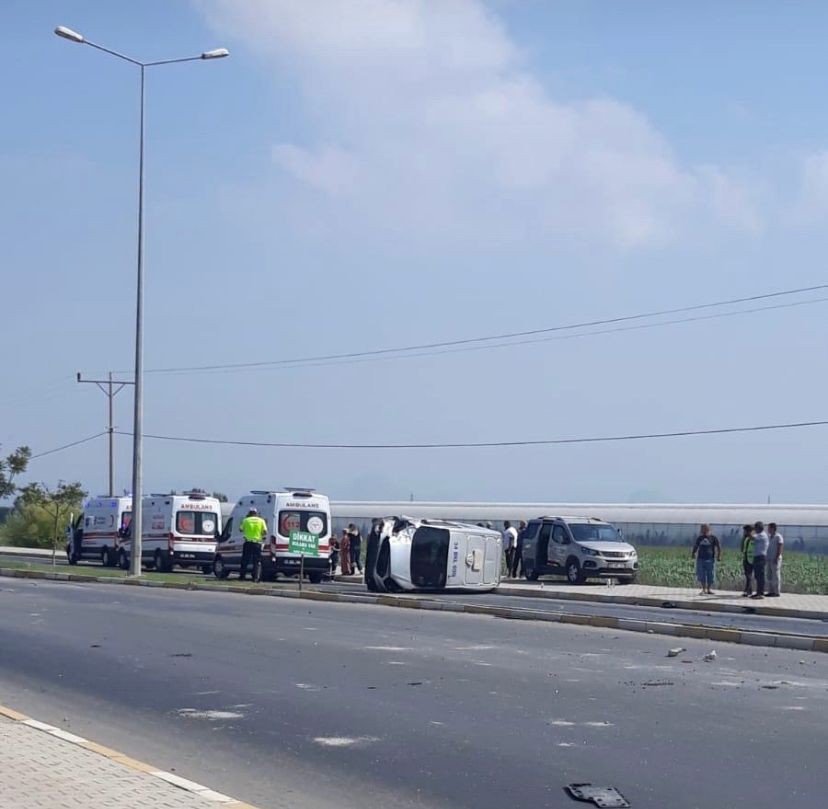 Serik'te banka para nakil aracıyla otomobil çarpıştı: 2 yaralı