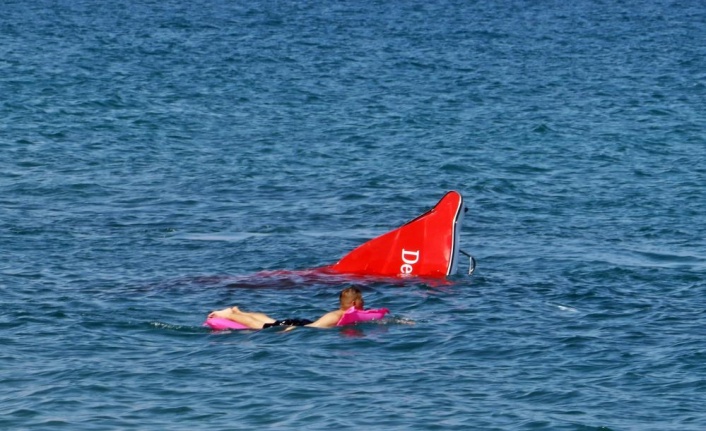 Tatilcilerin batan tekne merakı, cankurtaranı canından bezdirdi