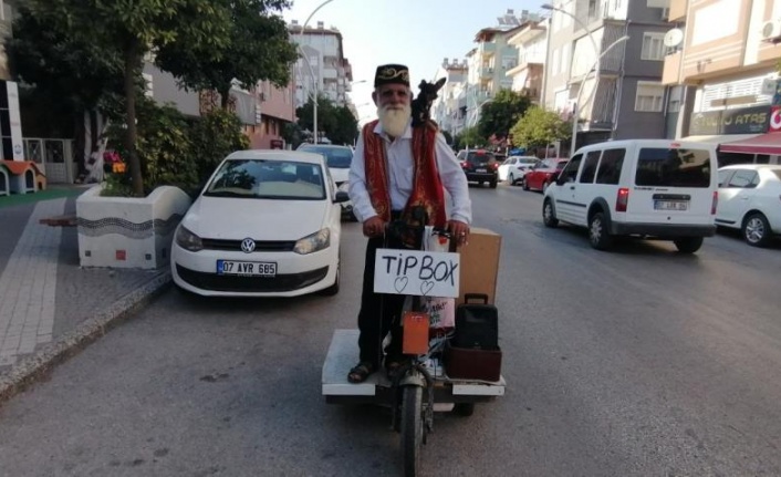 Turizm elçisi yaşlı adam ve köpeği, turistlerin ilgi odağı