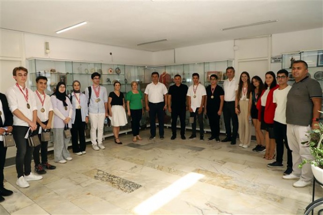 YKS şampiyonlarından Başkan Yücel'e ziyaret