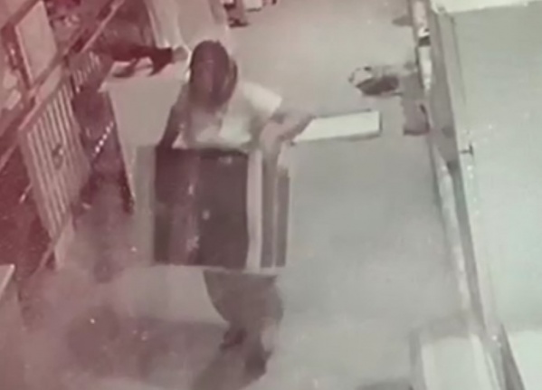 50 kiloluk klima motorunu tek başına çalan kadın görenleri hayrete düşürdü