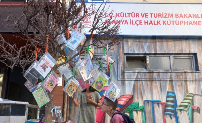 Alanya İlçe Halk Kütüphanesi’nden yeni proje: Kitap Ağacı