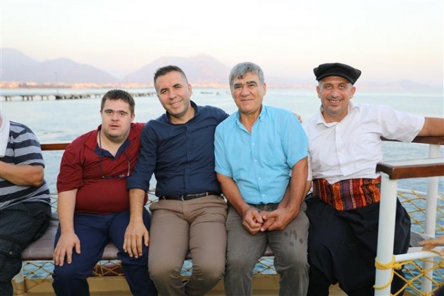 Alanya Belediyesi'nden engelli bireyler için yat gezisi