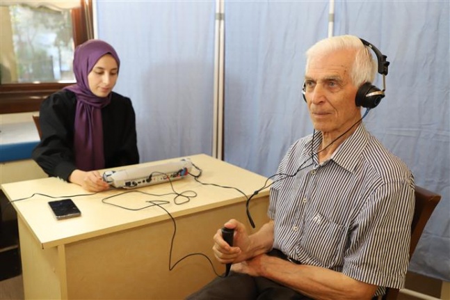 Alanya Belediyesi'nden yaşlı vatandaşlara işitme taraması