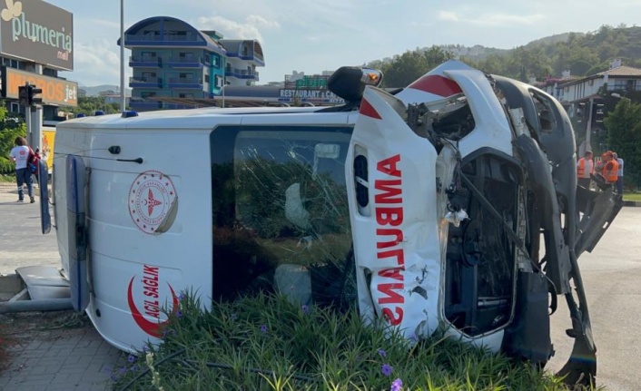 Alanya'da feci kaza! Hasta sevk eden ambulans kamyonetle çarpışıp devrildi: 8 yaralı