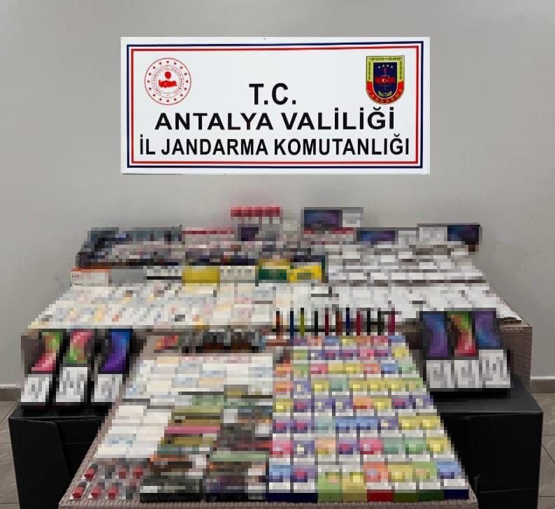 Alanya'da markette 135 bin TL değerinde kaçak sigara yakalandı
