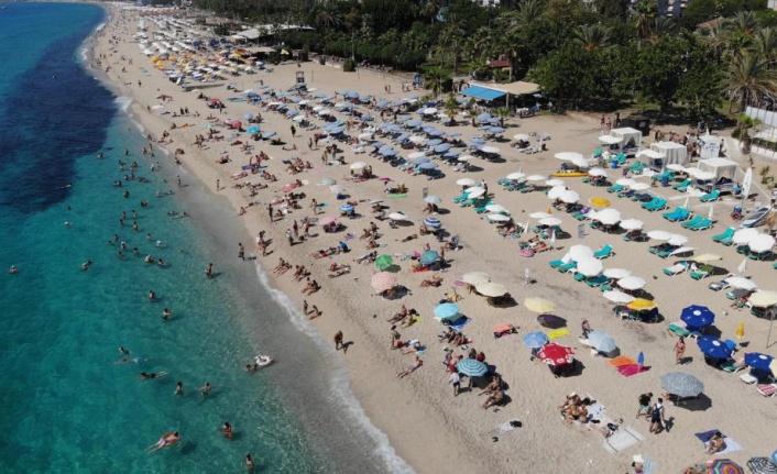 Alanya sahillerinde hafta sonu yoğunluğu yaşanıyor