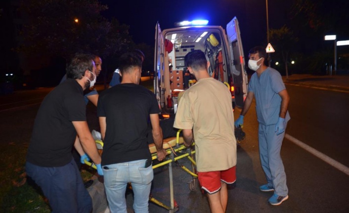 Antalya'da motosiklet orta refüje çarptı: 1 i ağır 2 yaralı