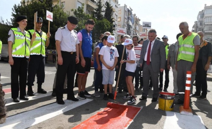 Antalya'da, ‘Yayalara Öncelik Duruşu, Hayata Saygı Duruşu" etkinliği düzenlendi