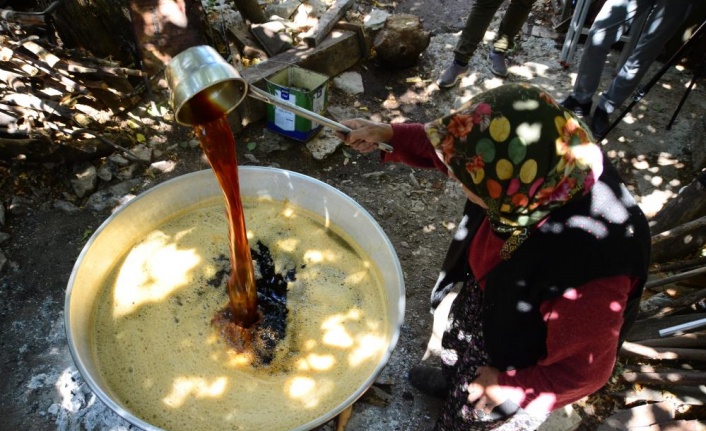 Bakır tavalarda kızgın ateşte 4-5 saat kaynıyor, kilogramı 100 liradan satılıyor