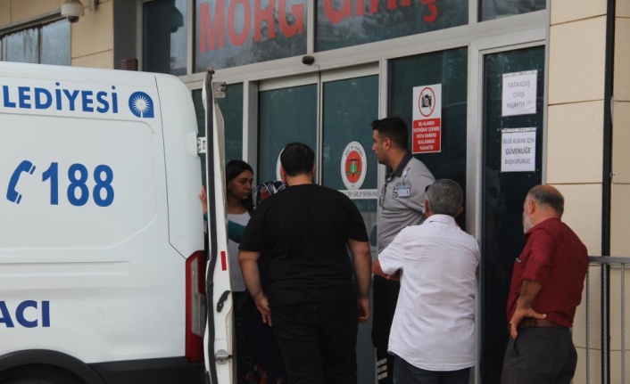 Darp edildikten sonra taksinin altında kalan gencin cenazesi adli tıptan alındı