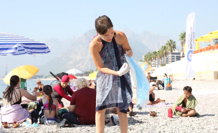 Dünya Temizlik Günü’nde Konyaaltı sahili temizlendi