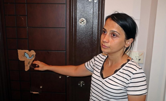 Kiracı kadın, evinin boşaltılmasını isteyen ev sahibi tarafından kapısının baltayla kırıldığını iddia etti