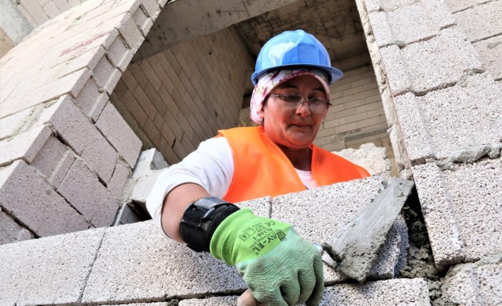 Milyonluk villaların duvarlarını adeta nakış dokur gibi kadın titizliği ile örüyor